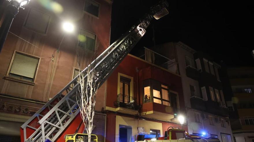 Intervención de bomberos en la calle Teniente Durán de Alicante a causa de unas tejas caídas por el viento