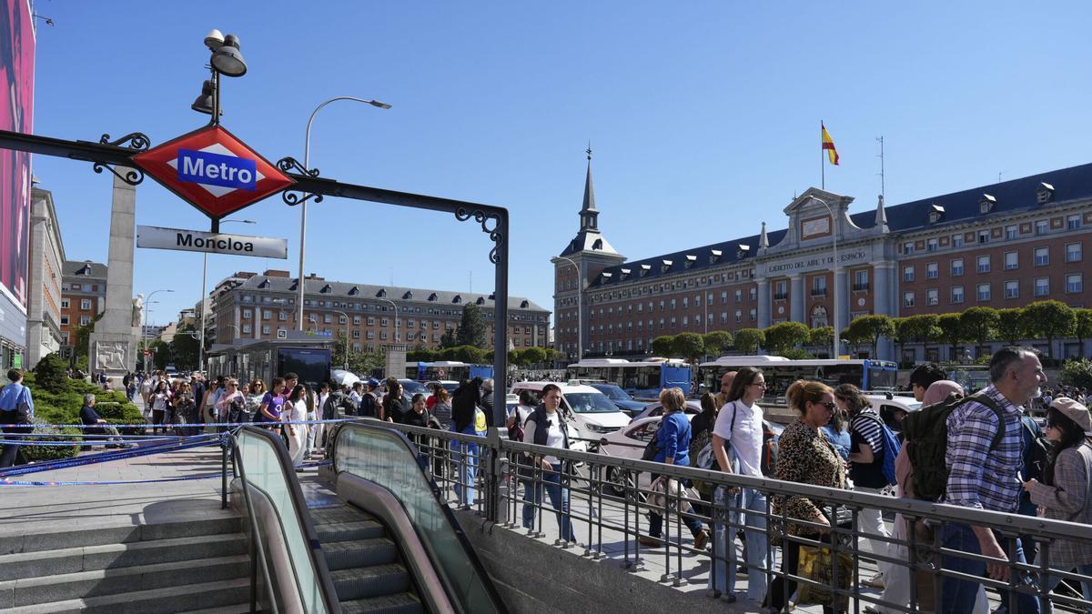Peatones y usuarios del intercambiador de transportes de Moncloa en Madrid.