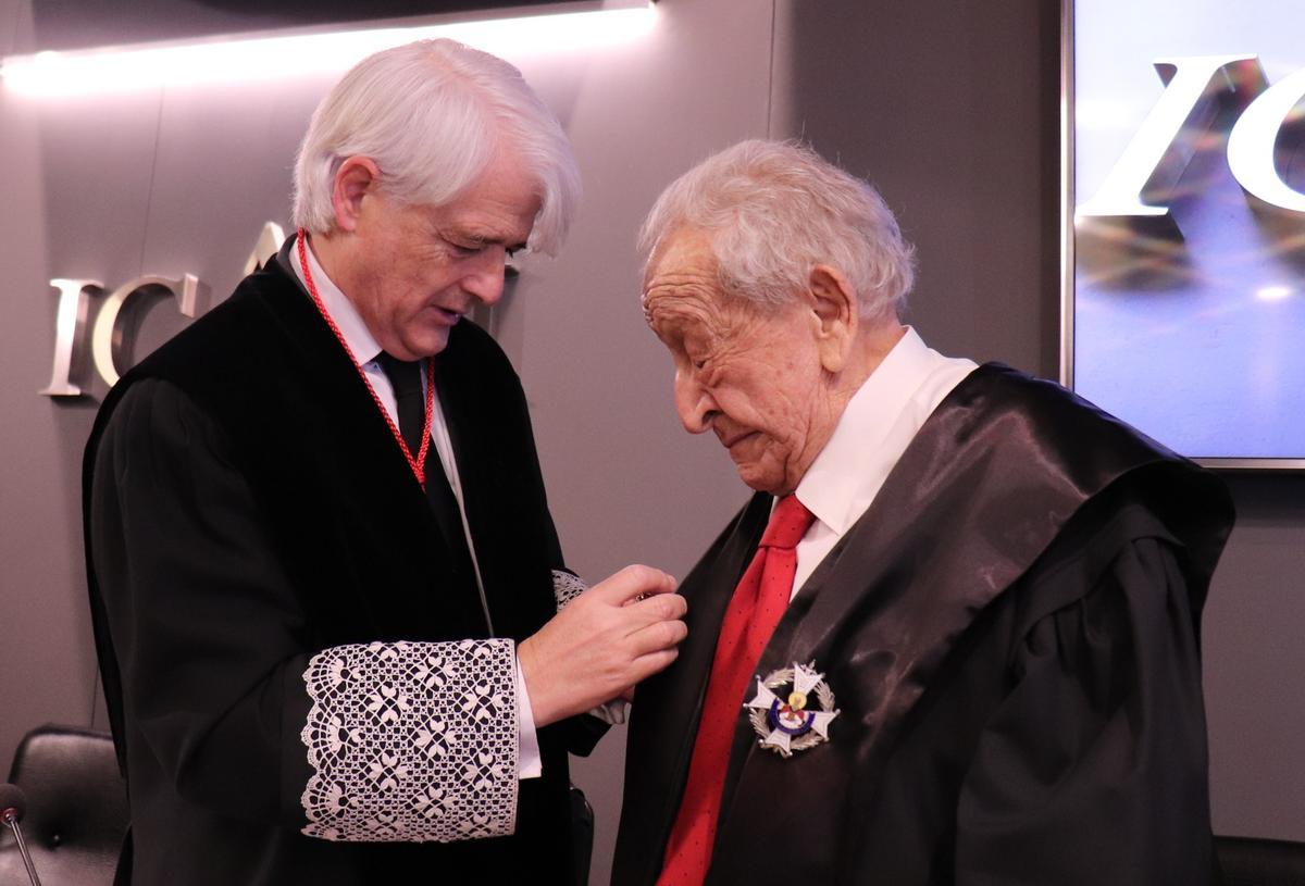 Manuel Caballero recibe la distinción de manos del presidente del Consejo General de la Abogacía Española.