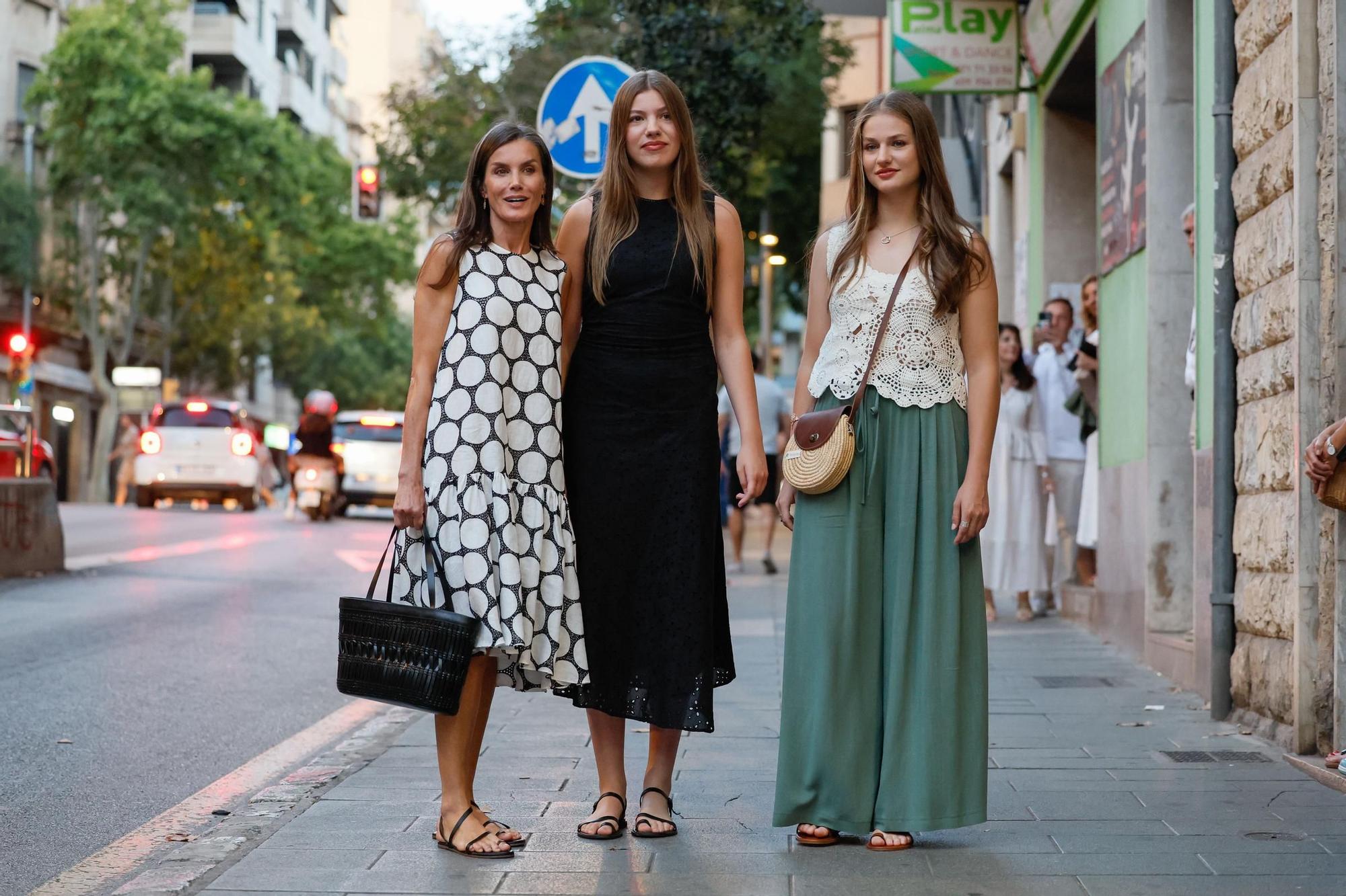 La reina Letizia, la princesa Leonor y la infanta Sofía acuden al Atlàntida Film Fest.