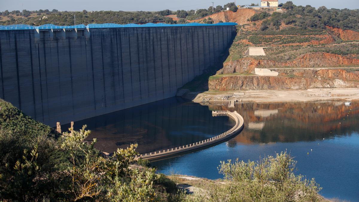 La sequía ha disminuido el volumen de agua embalsada.