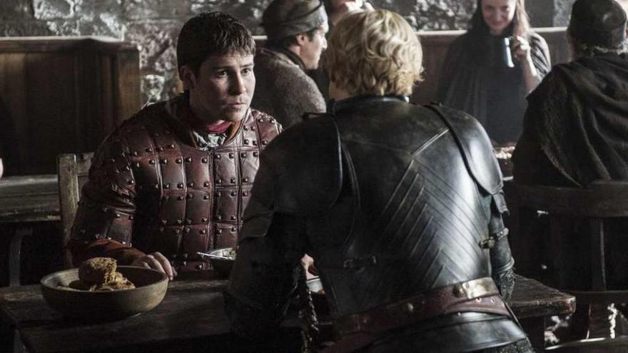 Daniel Portman, caracterizado como Pod en una escena de la serie, charlando con Brienne.