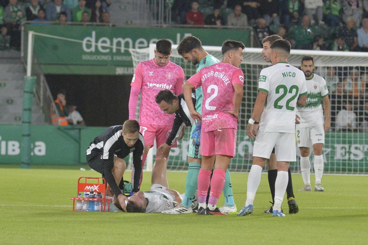 Borja Garcés tras caer lesionado contra el Tenerife