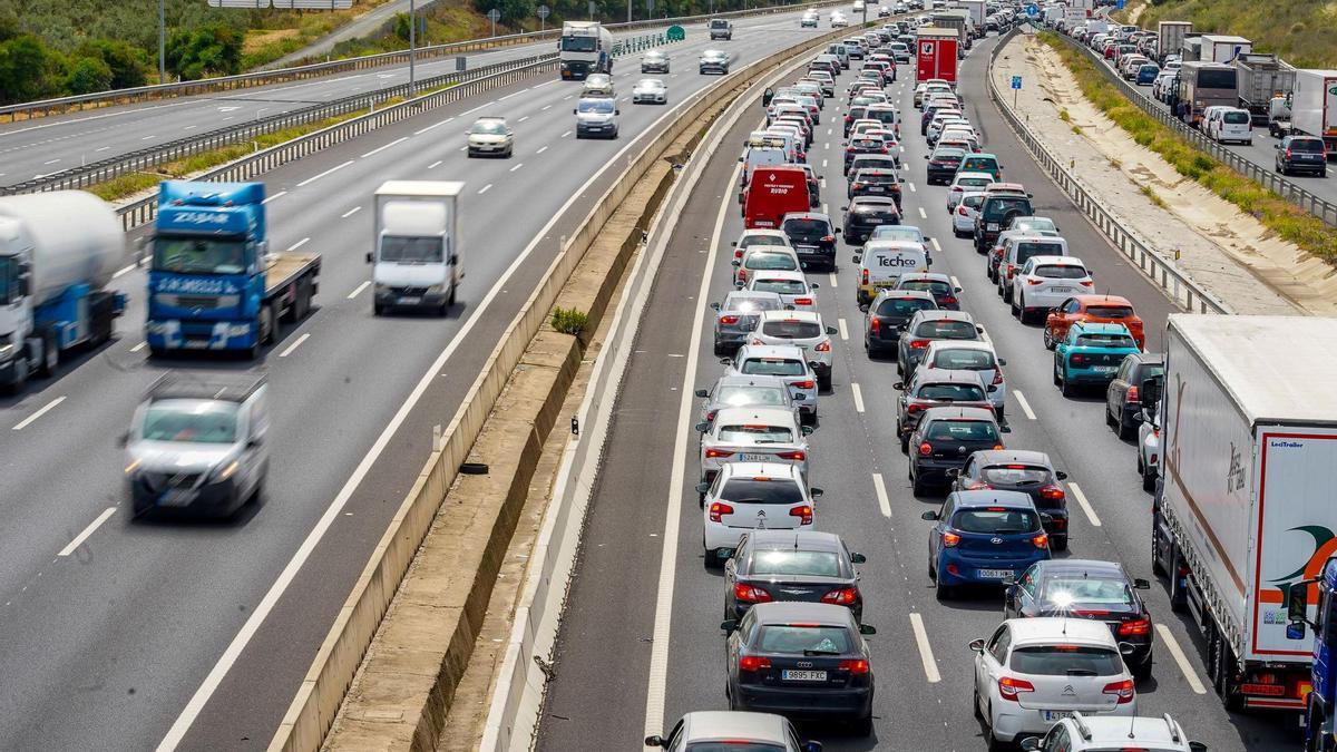 Archivo - Atascos producido por el vuelco de un camión que transporta propano y que ha provocado el corte de la A-49 entre los kilómetros once y 16 en ambos sentidos a 24 de mayo del 2022 en Benacazón (Sevilla, Andalucía, España)