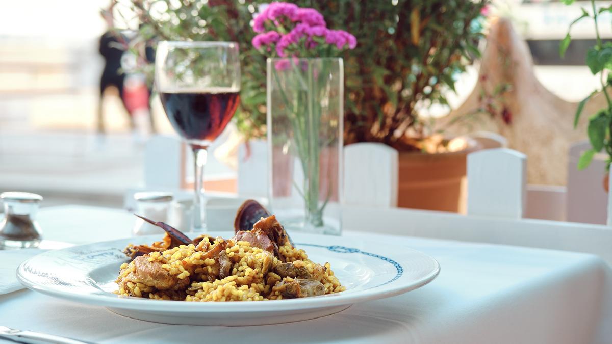 Gastronomía mediterránea directa a la mesa en el Restaurante El Faro, en Ibiza.