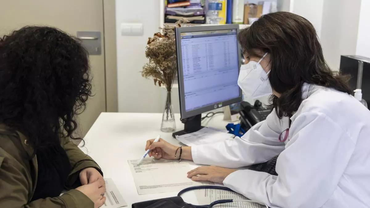 Una médico de Atención Primaria en una consulta con una paciente.
