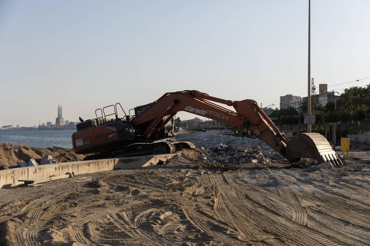 Falta de arena en las playas de Montgat y de Badalona. Playa de la Barca Maria (Badalona) donde una borrasca causó desperfectos en el paseo marítimo el pasado mes de enero