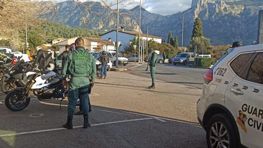 Agentes de la Guardia Civil, durante un control de motos en la Serra de Tramuntana.