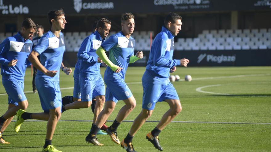 Óscar Ramírez, Josua Mejías y Aguilar, los tres defensas del Cartagena durante un entrenamiento del Cartagena.