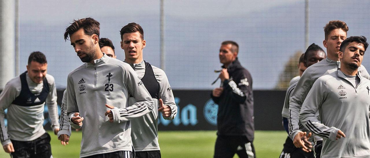 Iago Aspas, Santi Mina y Brais Méndez, durante un entrenamiento del Celta en la ciudad deportiva Afouteza, de Mos. // RCCV