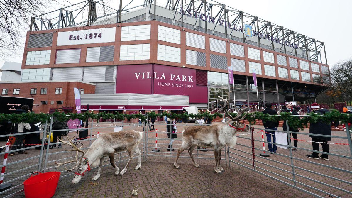 Renos junto a Villa Park mientras los fans se van del campo tras anunciarse la suspensión del encuentro contra el Burnley.