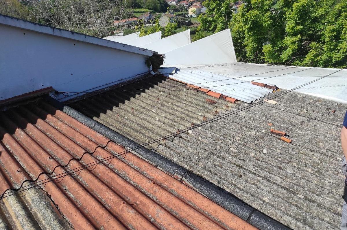 Desnivel entre cubierta de edificio polivalente y cubierta de almacén.