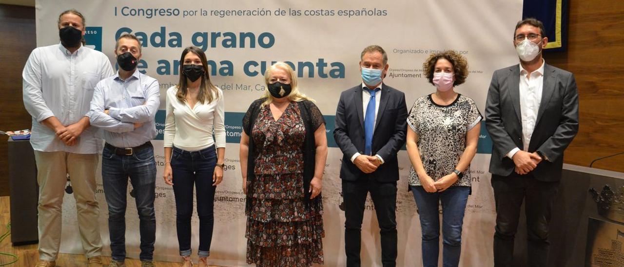 De Moya y Jiménez, junto a los representantes municipales del resto de localidades invitadas en el pionero congreso.