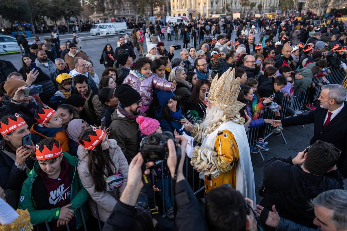 Miles de personas colman la costa de Barcelona para dar la bienvenida a los Reyes Magos