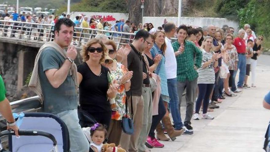 Manifestantes, ayer, en el paseo marítimo de Candás, formando una cadena.