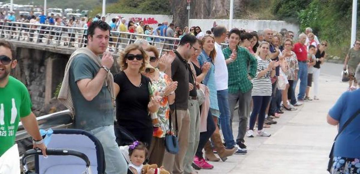 Manifestantes, ayer, en el paseo marítimo de Candás, formando una cadena.