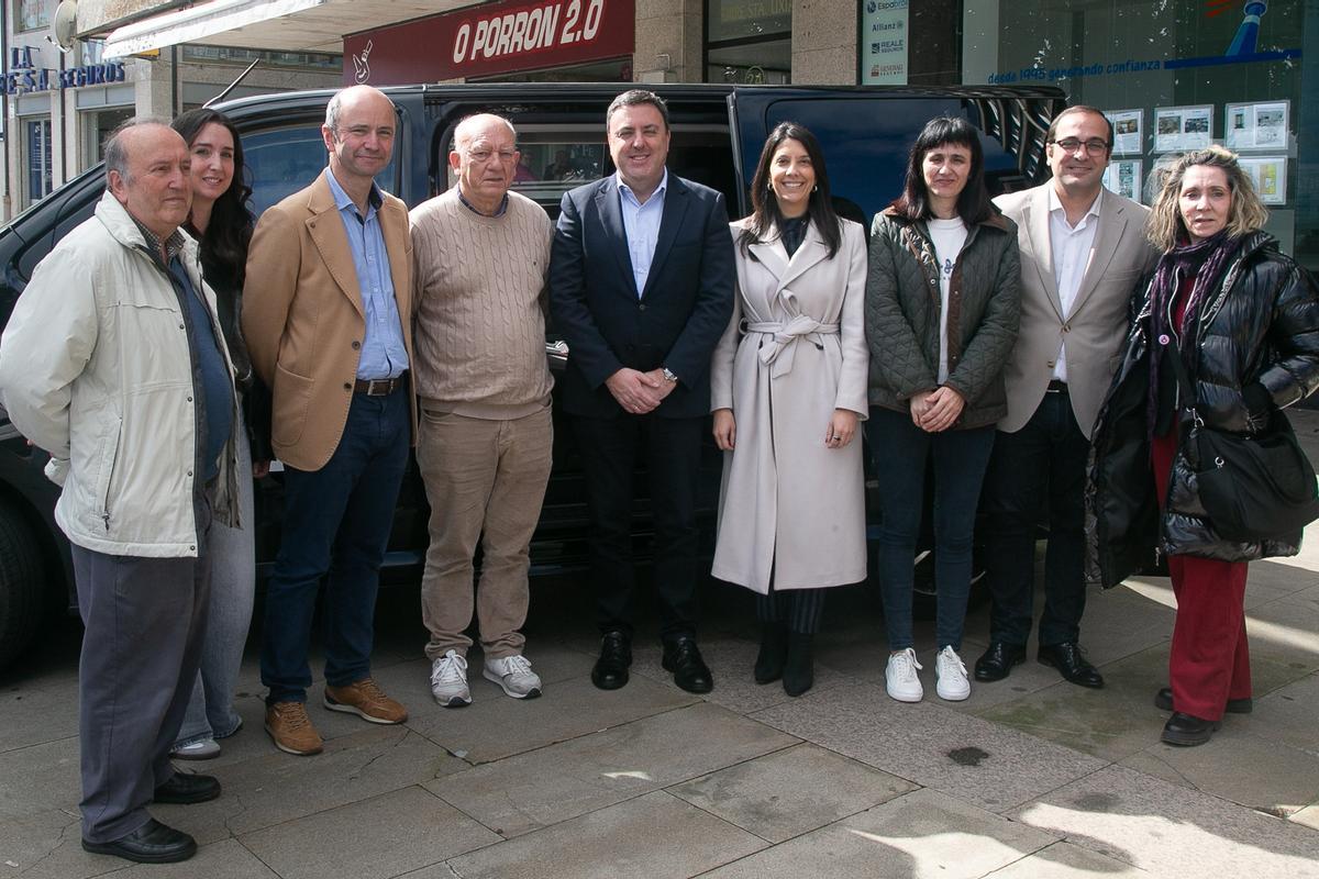Valentín González, centro, con autoridades locais e representantes da Fundación Faibén, en Ribeira.