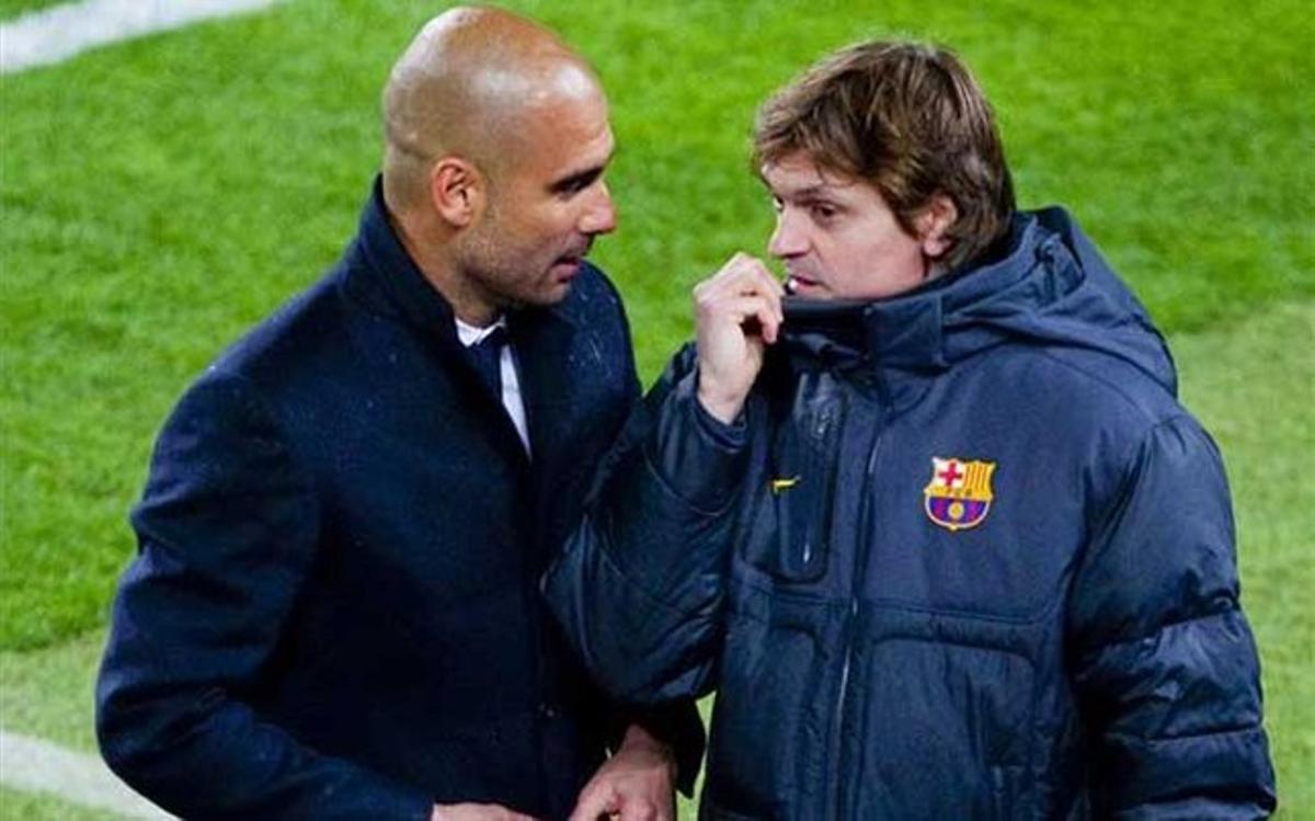 Guardiola, conversando con Tito Vilanova durante el partido