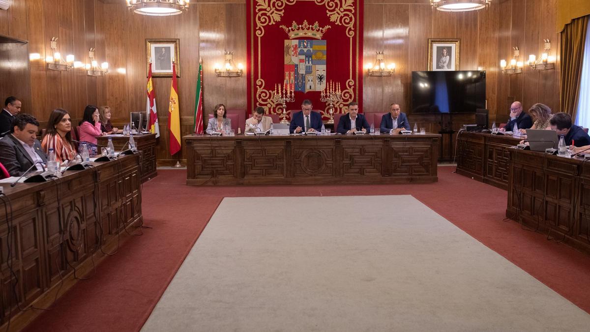Pleno de la Diputación, con la presidencia y la bancada popular
