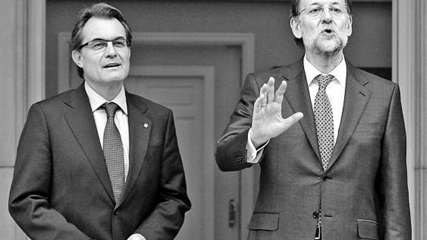 Artur Mas y Mariano Rajoy, a las puertas del palacio de la Moncloa, donde se reunieron durante dos horas.