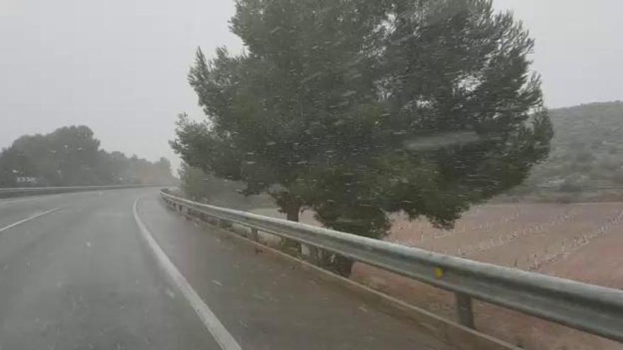 Nevando por la carretera de Yecla a Pinoso