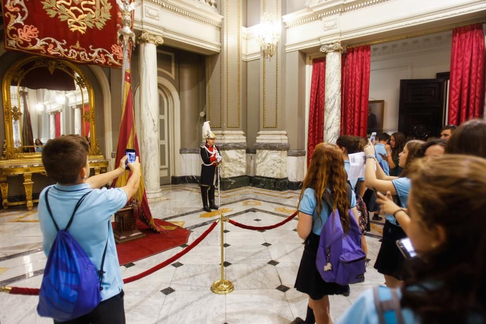 Los valencianos visitan la Real Senyera, expuesta en la sala de cristal