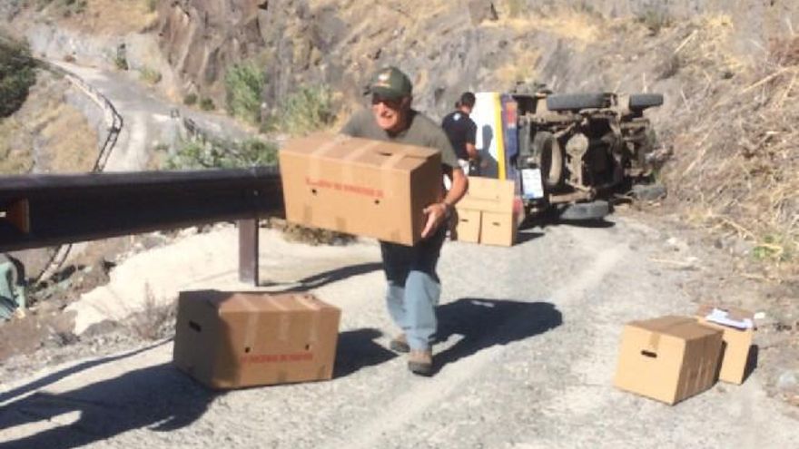 Un camión del Cabildo cargado de perdices vuelca en una vía de Tejeda