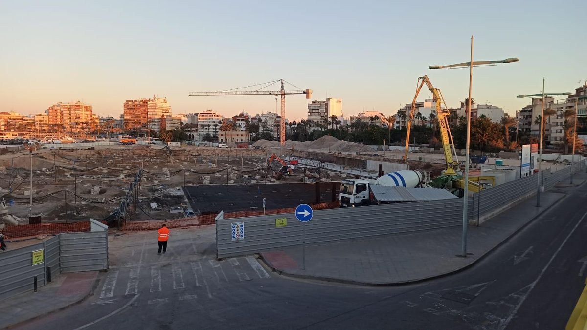Obras de la nueva zona de ocio captada a mediados de noviembre. A la derecha de la imagen el suelo en el que se ubicaba la feria de atracciones ahora instalada en el parque Antonio Soria