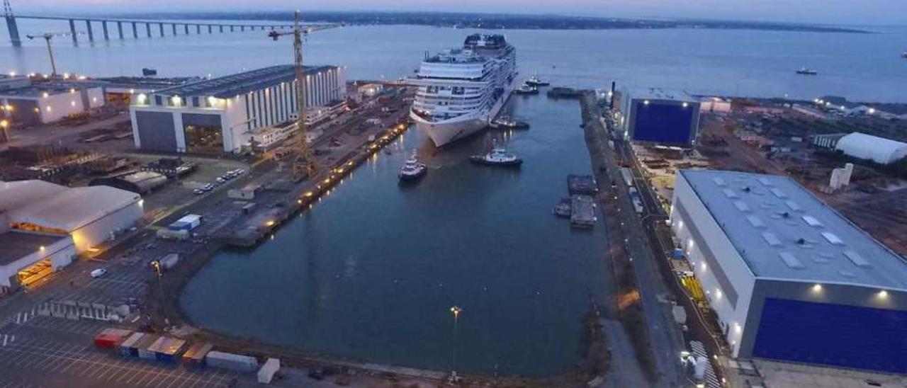 El &quot;MSC Meraviglia&quot;, tras su botadura a comienzos de septiembre en la factoría de Saint Nazaire. // FDV