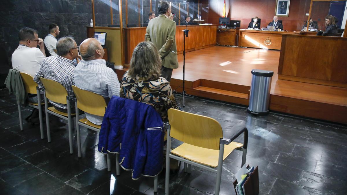 Los regidores condenados, en la Audiencia Provincial en noviembre de 2022.