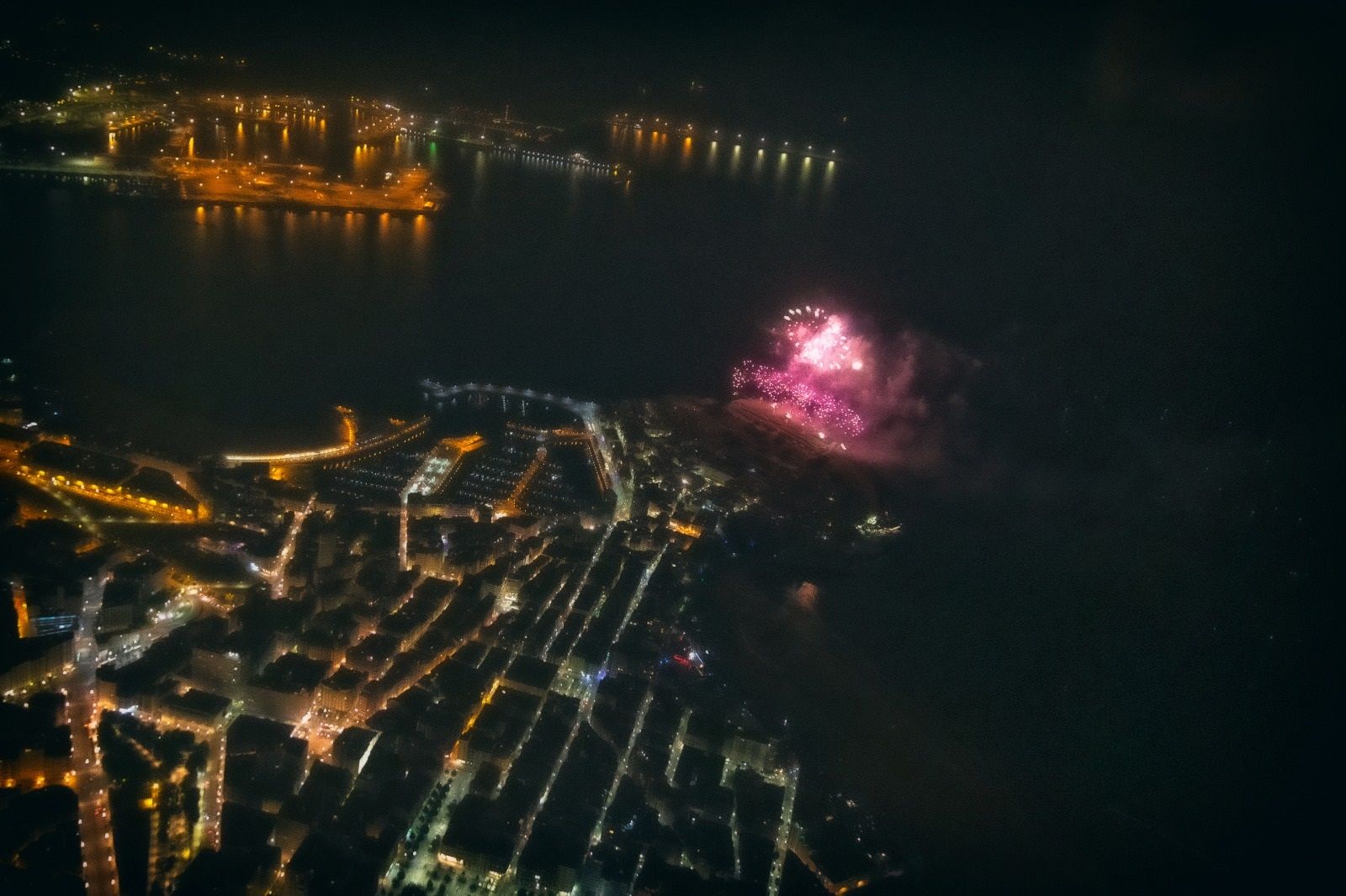 Las espectaculares imágenes desde el aire de la Noche de los Fuegos en Gijón