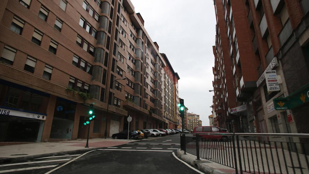 Un tramo de la travesía de la Vidriera de Avilés desde la glorieta de los Oficios.