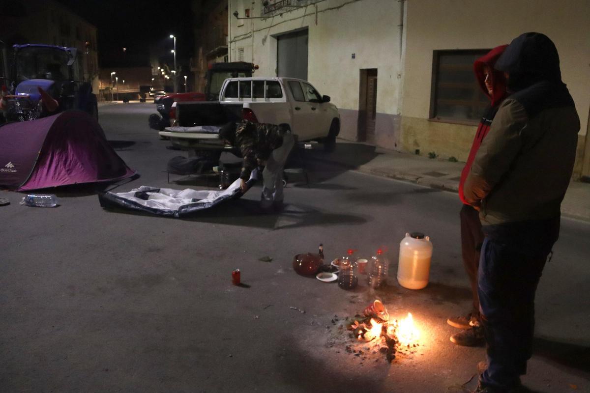 Tractores del Camp de Tarragona salen hacia Barcelona en una marcha lenta por la AP-2