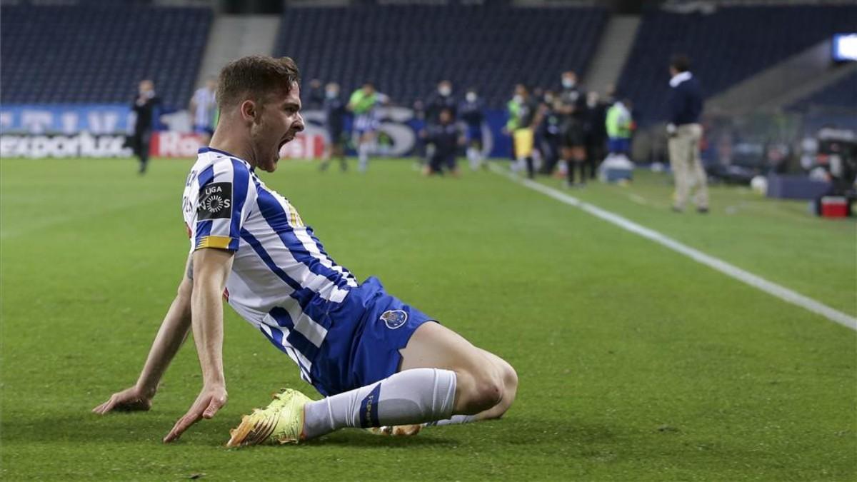 Toni Martínez celebra su gol con el Porto en el descuento.