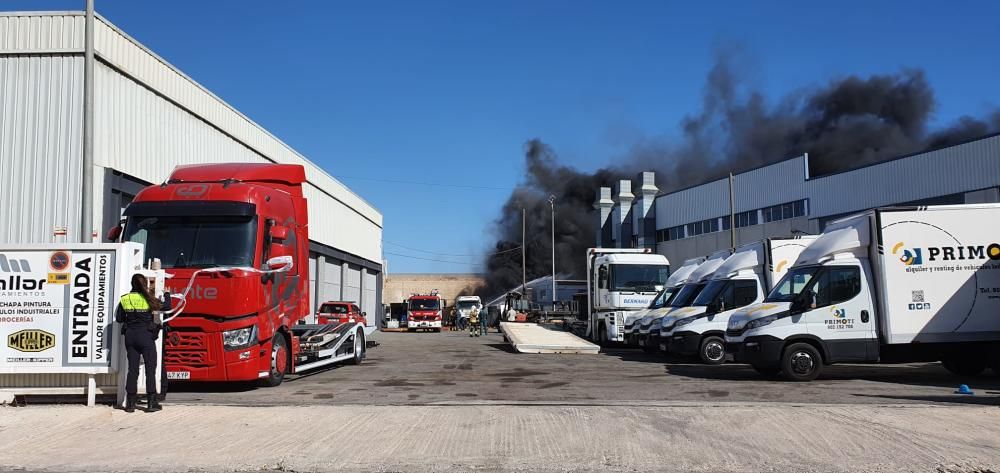 Un espectacular incendio una nave provoca una intensa columna de humo