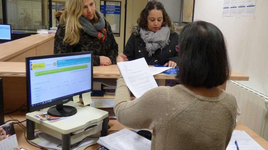 Carmen Flórez y Marta Alonso entregan en el registro del Ayuntamiento cangués las firmas recogidas.