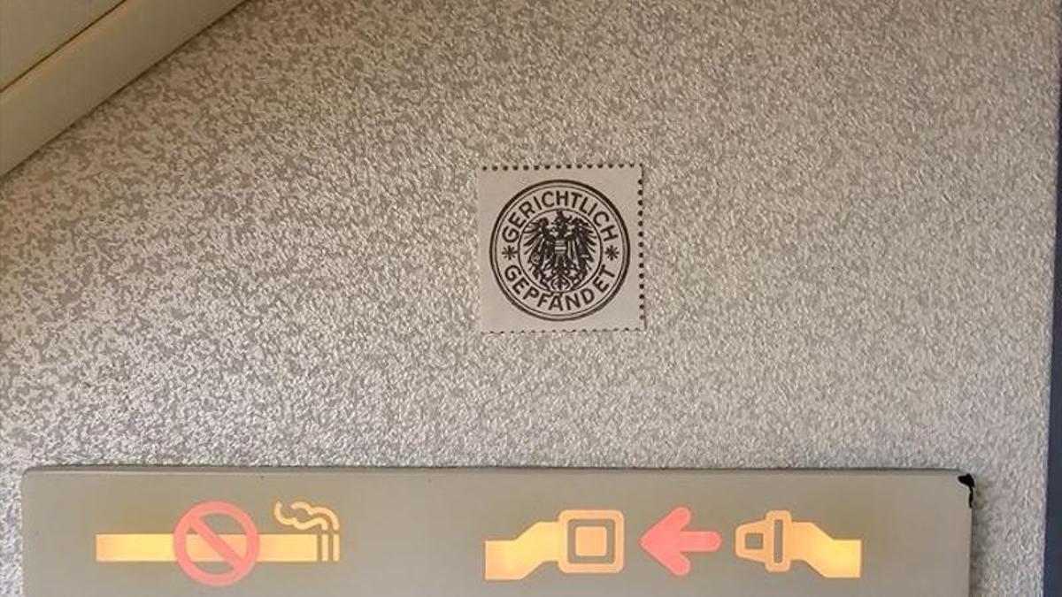 El adhesivo con la palabra “Embargado” colocado en la cabina del avión de Ryanair.