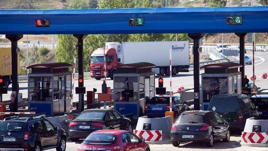 Operación salida, hace un año, en el peaje de La Magdalena, en la autopista del Huerna.