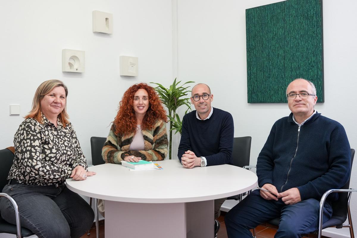 María Victoria Cegarra junto a la consellera de Bienestar Social, el presidente y el secretario general del Consell de Formentera