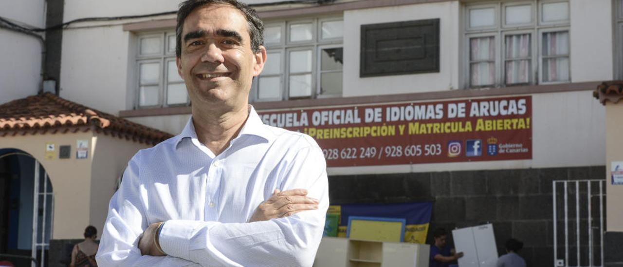 Luis Hernández, director de la Escuela Oficial de Idiomas de Arucas, ante el nuevo centro .