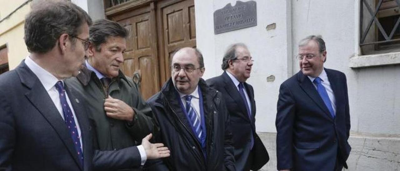 Feijóo con Javier Fernández, Lambán, Juan Vicente Herrera y el alcalde de León, Antonio Silván. |   // EFE