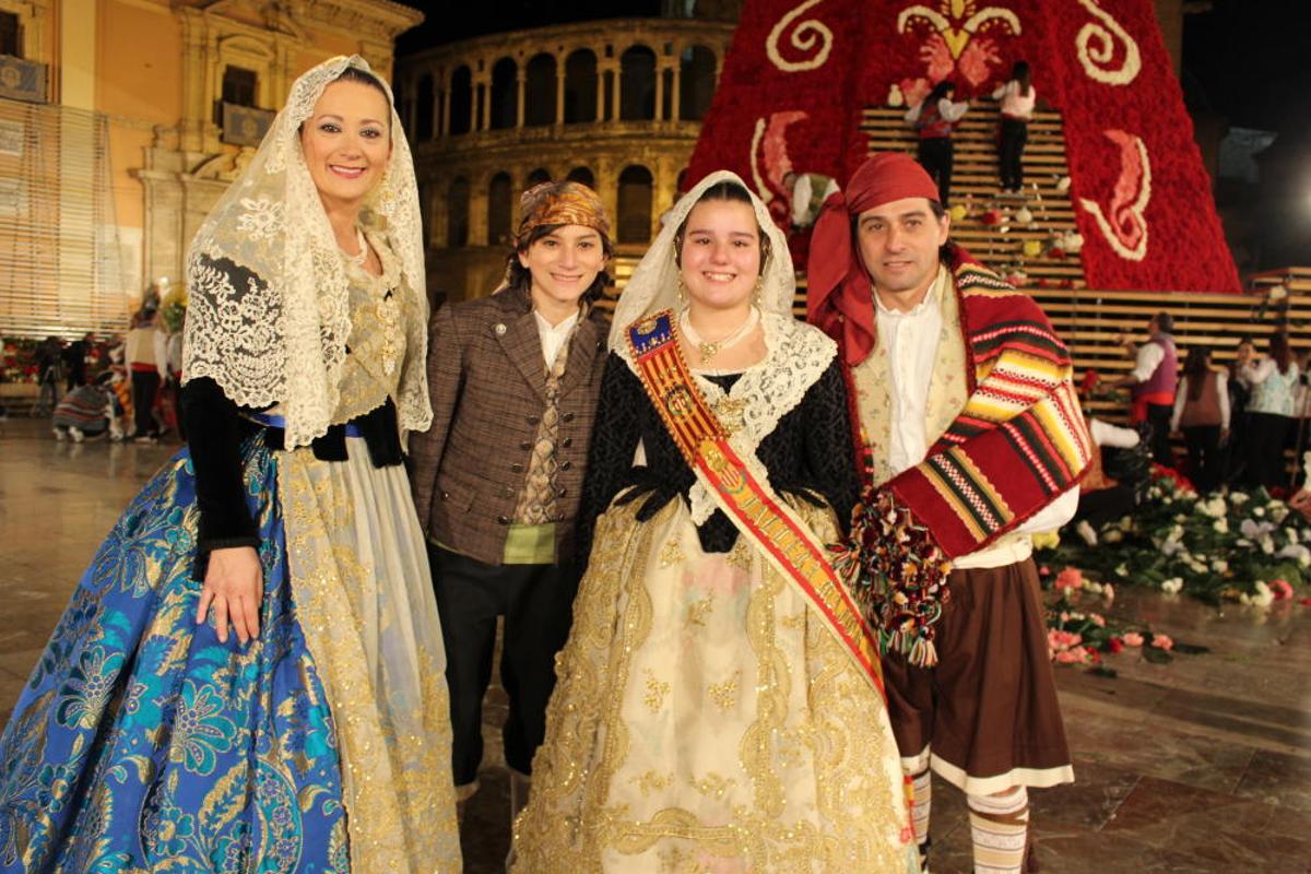 Raquel Giner (1995, con su familia. Su hija Sol es la fallera mayor infantil de Doctor Olóriz 2018)
