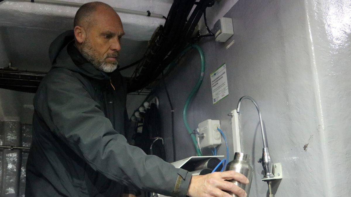 El patro de l'embarcació de Roses, Francesc Sastre, on s'estan provant les dessalinitzadores portàtils.