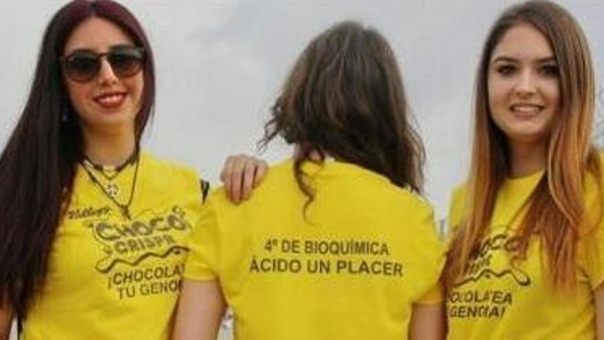 Alumnas de Bioquímica ganan el primer certamen de camisetas universitarias en Feria