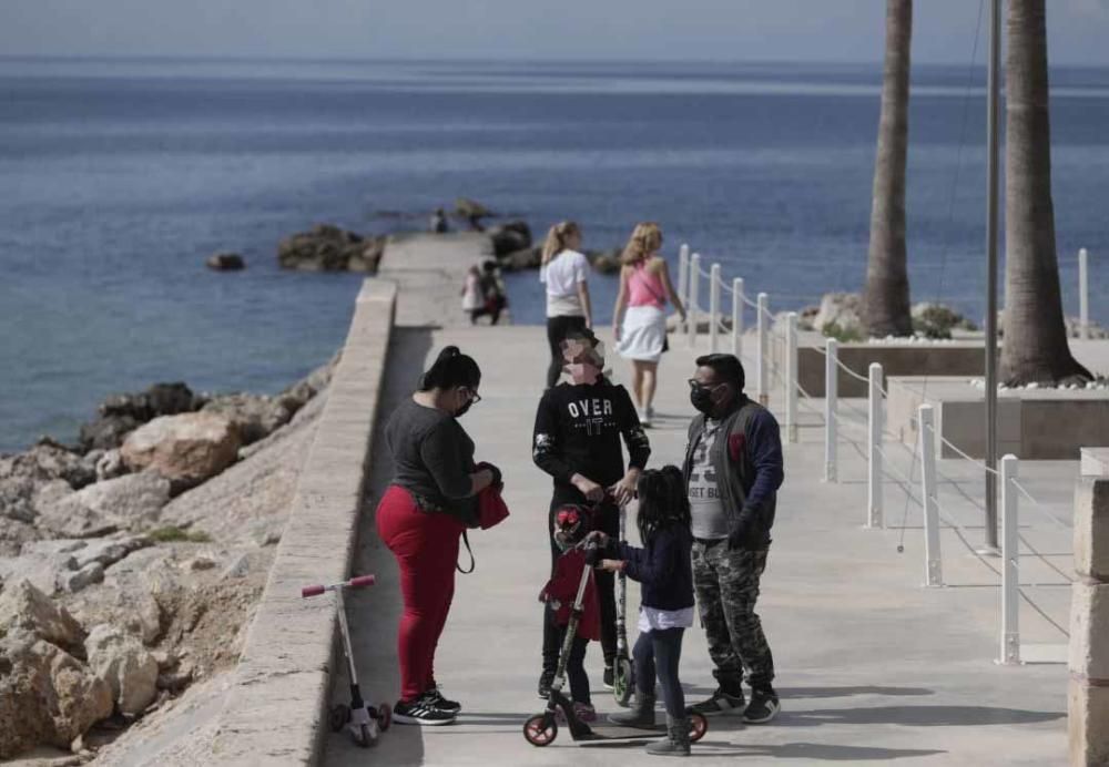 Kinder genießen erste Spaziergänge auf Mallorca nach Ausgangssperre