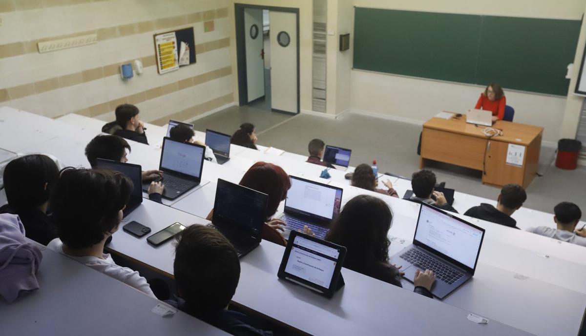 Estudiantes, durante una clase impartida en un aula  del campus de Rabanales de la Universidad de Córdoba. | A. J. GONZÁLEZ