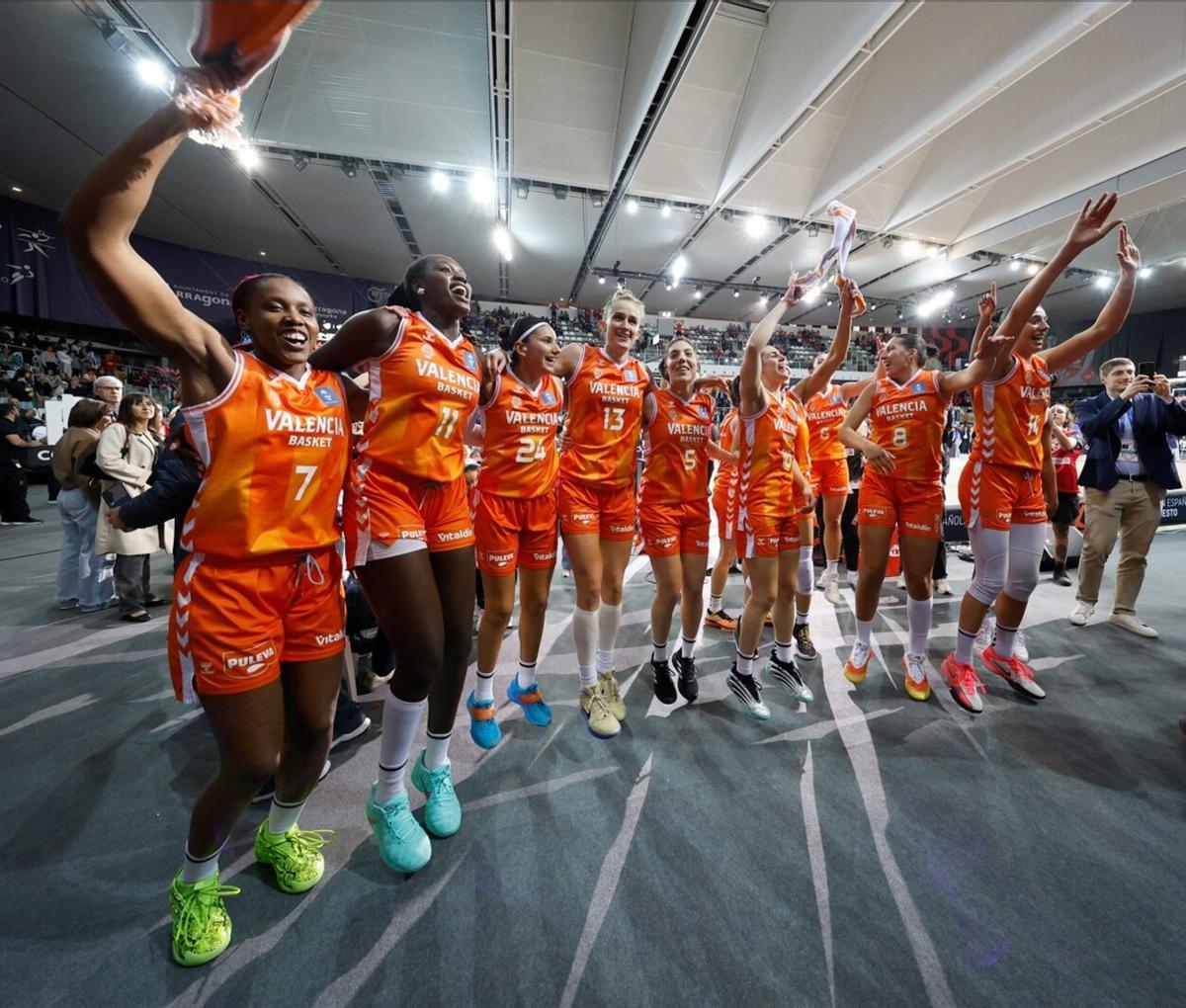 Las jugadoras de Valencia Basket celebran la Copa de la Reina en Tarragona