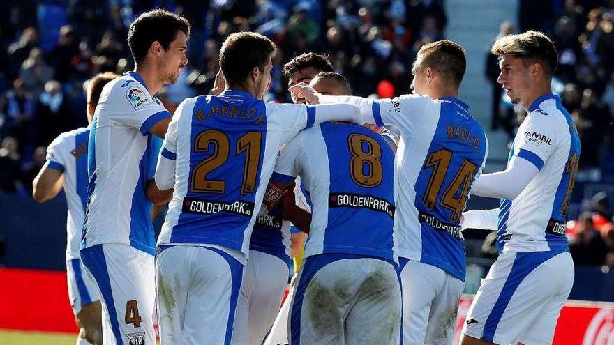 Los jugadores del Leganés celebran uno de sus tres goles ante el Villarreal.