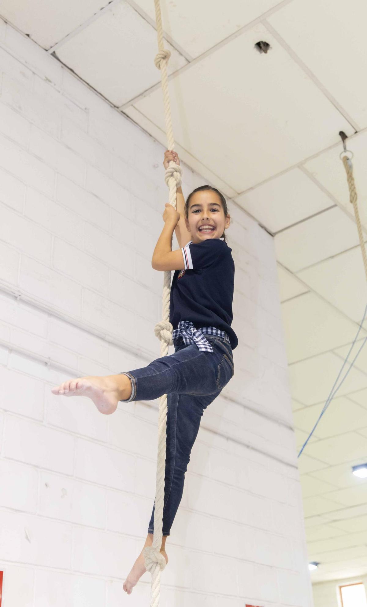 La Bellea del Foc infantil y sus damas de honor se atreven con la gimnasia deportiva
