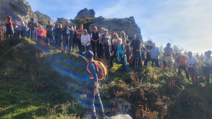 Los tres catedráticos del Monsacro explican la montaña sobre el terreno a un centenar de afortunados